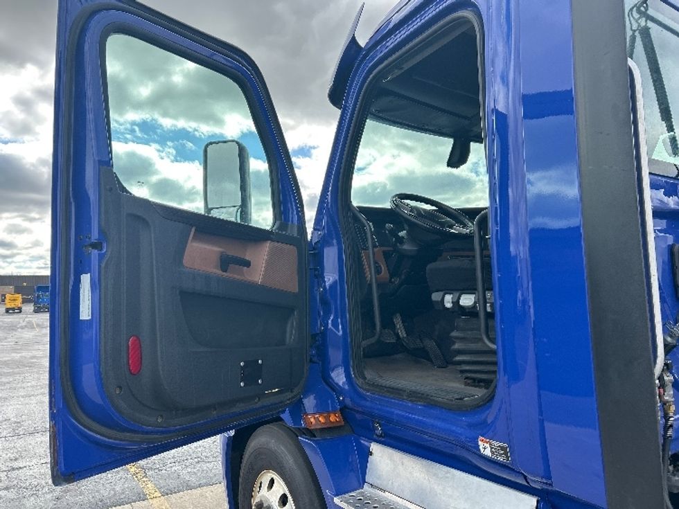 Day Cab Tractor-Heavy Duty Tractors-Freightliner-2019-T11664ST-London-ON-183,147\n\t\tkm-$ 59,750 - Image 9