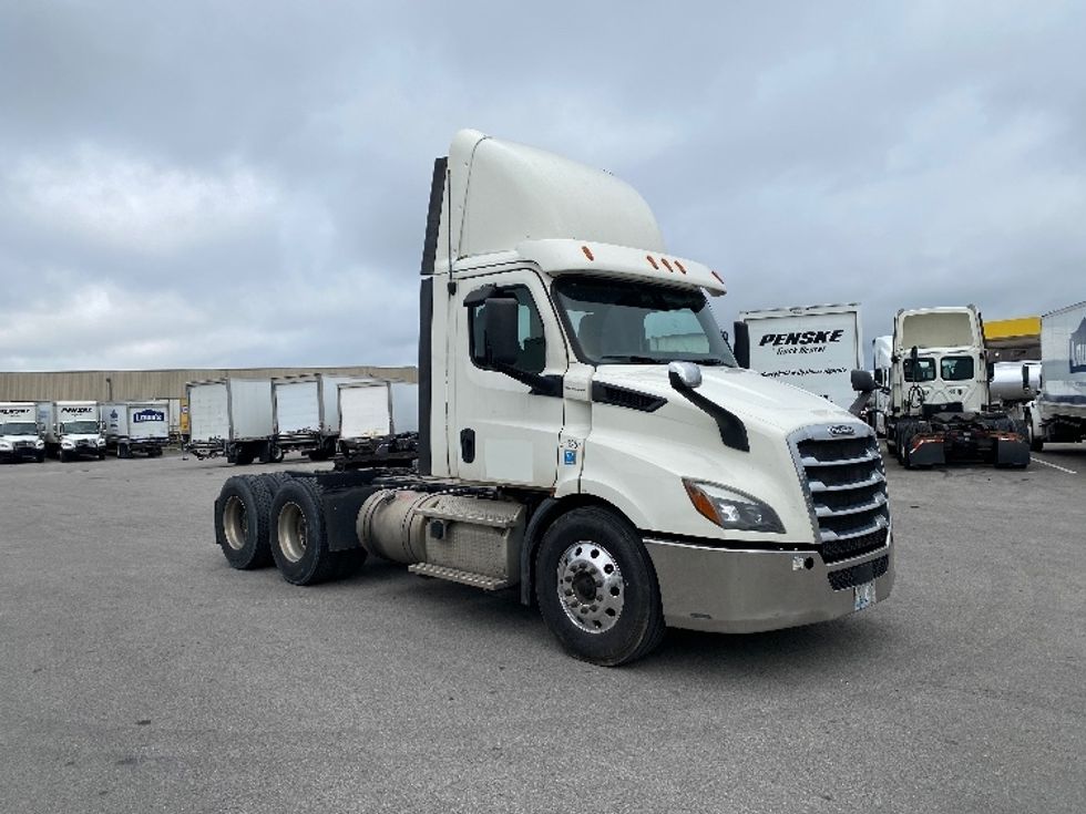 Day Cab Tractor-Heavy Duty Tractors-Freightliner-2019-T11664ST-Louisville-KY-393,766\n\t\tmiles-$ 44,750 - Image 1