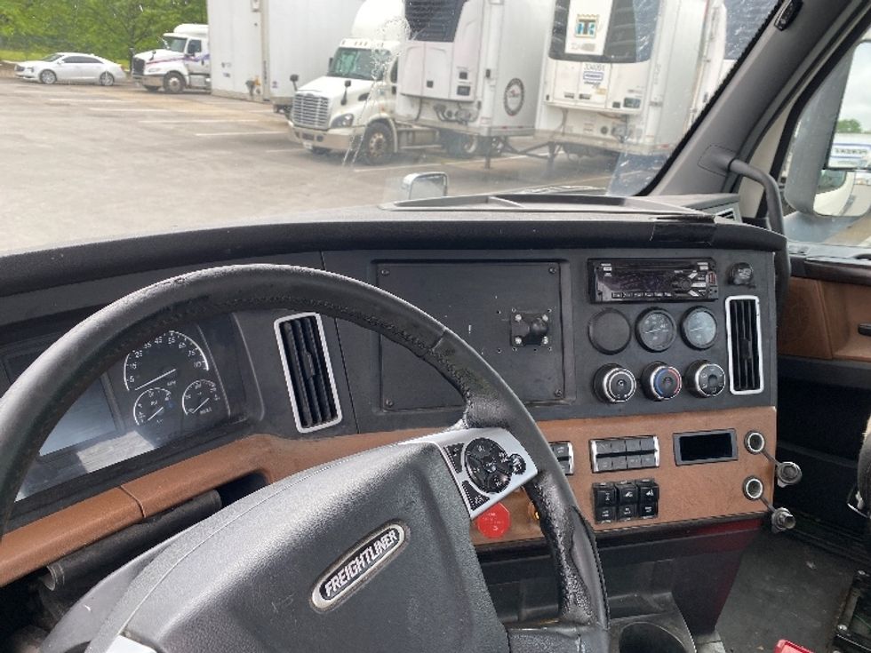 Day Cab Tractor-Heavy Duty Tractors-Freightliner-2019-T11664ST-Louisville-KY-393,766\n\t\tmiles-$ 44,750 - Image 10