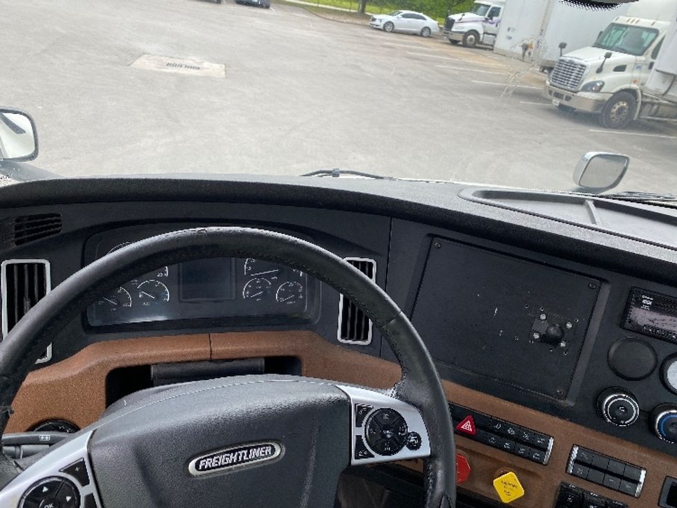 Day Cab Tractor-Heavy Duty Tractors-Freightliner-2019-T11664ST-Louisville-KY-393,766\n\t\tmiles-$ 44,750 - Image 11