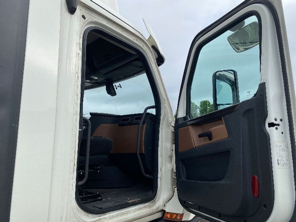 Day Cab Tractor-Heavy Duty Tractors-Freightliner-2019-T11664ST-Louisville-KY-393,766\n\t\tmiles-$ 44,750 - Image 12