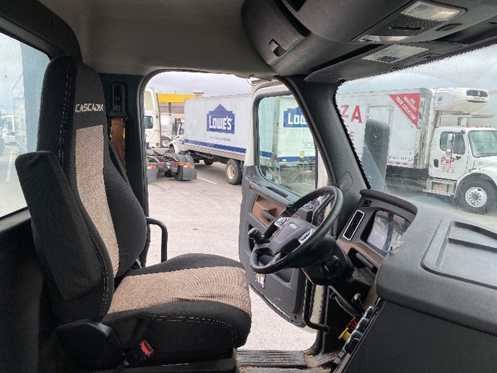 Day Cab Tractor-Heavy Duty Tractors-Freightliner-2019-T11664ST-Louisville-KY-393,766\n\t\tmiles-$ 44,750 - Image 14