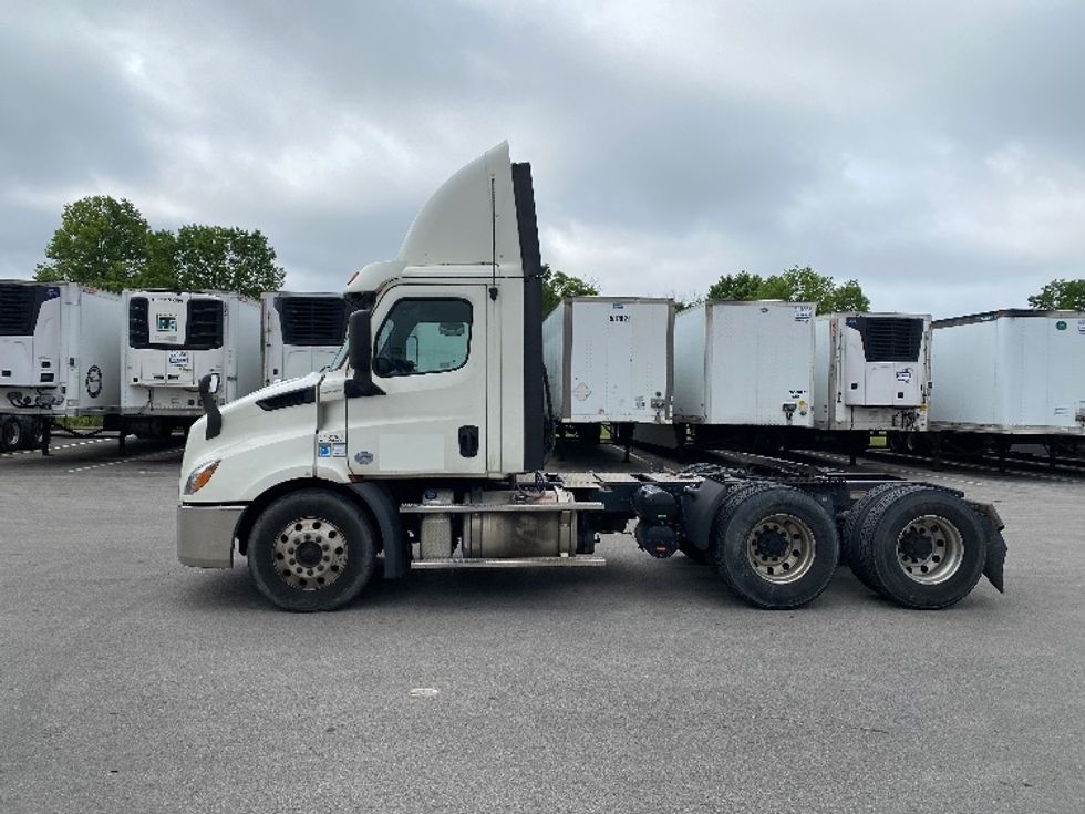 Day Cab Tractor-Heavy Duty Tractors-Freightliner-2019-T11664ST-Louisville-KY-393,766\n\t\tmiles-$ 44,750 - Image 4