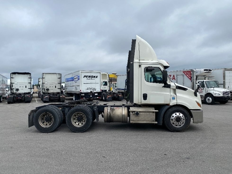 Day Cab Tractor-Heavy Duty Tractors-Freightliner-2019-T11664ST-Louisville-KY-393,766\n\t\tmiles-$ 44,750 - Image 8