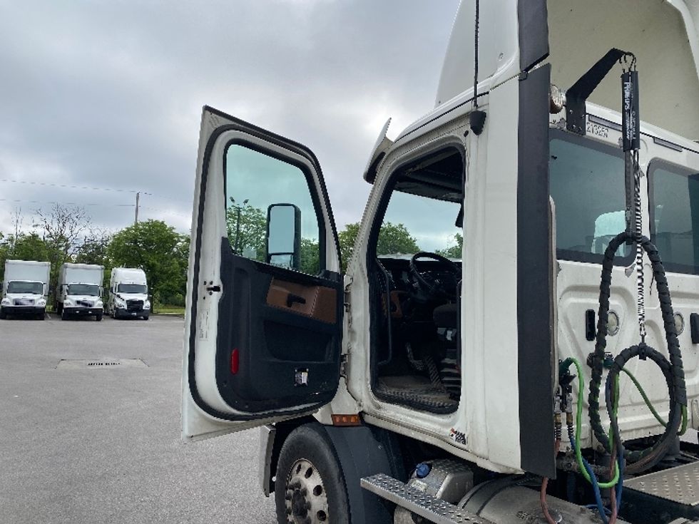 Day Cab Tractor-Heavy Duty Tractors-Freightliner-2019-T11664ST-Louisville-KY-393,766\n\t\tmiles-$ 44,750 - Image 9