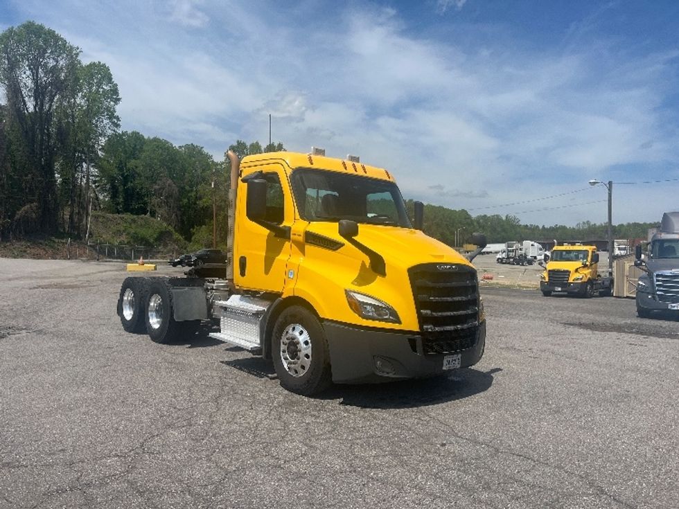 Day Cab Tractor-Heavy Duty Tractors-Freightliner-2019-T11664ST-Martinsville-VA-299,310\n\t\tmiles-$ 47,750 - Image 1