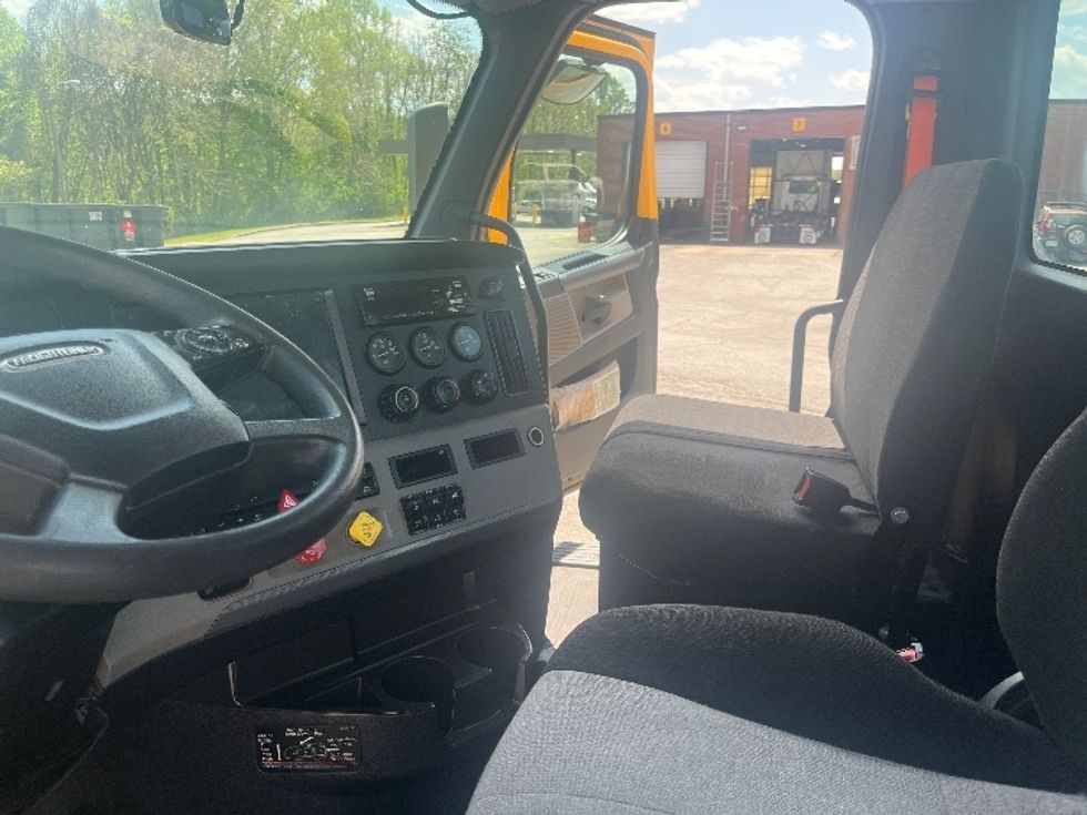 Day Cab Tractor-Heavy Duty Tractors-Freightliner-2019-T11664ST-Martinsville-VA-299,310\n\t\tmiles-$ 47,750 - Image 10
