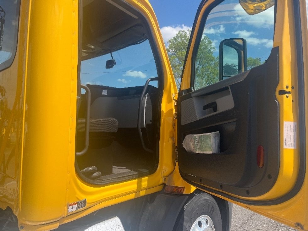 Day Cab Tractor-Heavy Duty Tractors-Freightliner-2019-T11664ST-Martinsville-VA-299,310\n\t\tmiles-$ 47,750 - Image 12