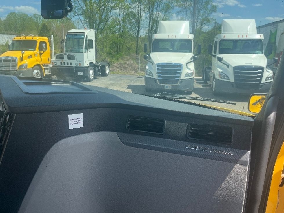 Day Cab Tractor-Heavy Duty Tractors-Freightliner-2019-T11664ST-Martinsville-VA-299,310\n\t\tmiles-$ 47,750 - Image 13