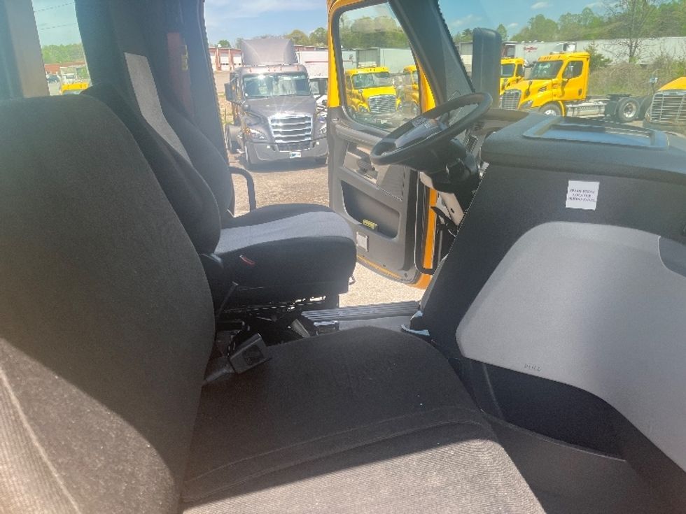 Day Cab Tractor-Heavy Duty Tractors-Freightliner-2019-T11664ST-Martinsville-VA-299,310\n\t\tmiles-$ 47,750 - Image 14