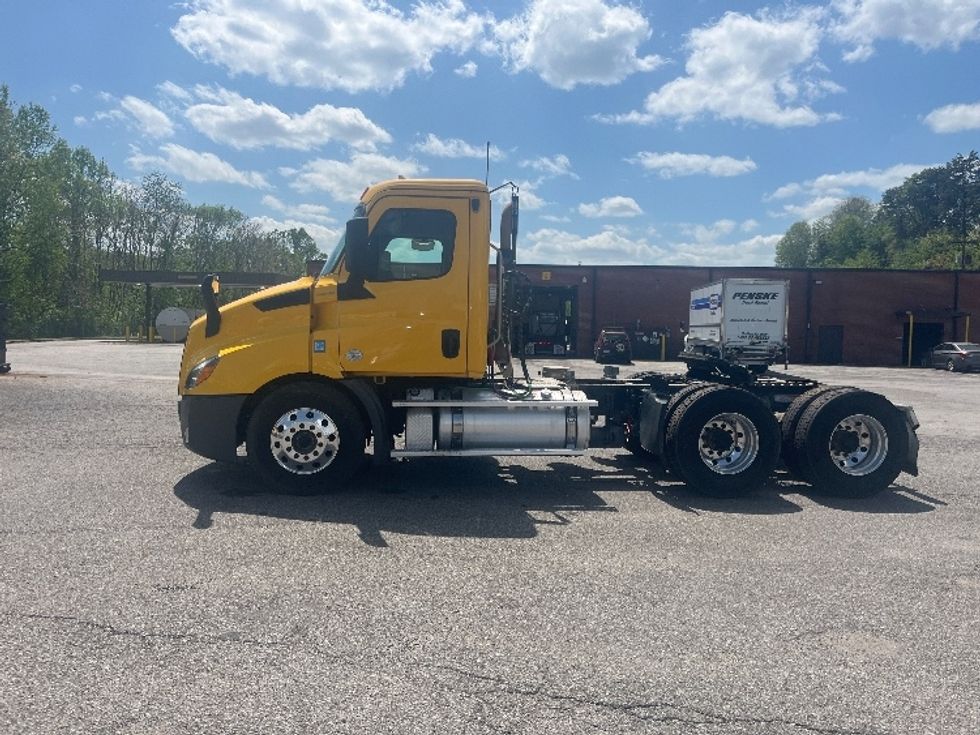 Day Cab Tractor-Heavy Duty Tractors-Freightliner-2019-T11664ST-Martinsville-VA-299,310\n\t\tmiles-$ 47,750 - Image 4
