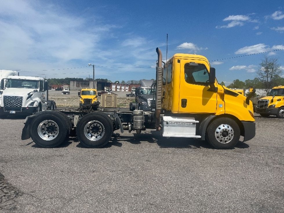 Day Cab Tractor-Heavy Duty Tractors-Freightliner-2019-T11664ST-Martinsville-VA-299,310\n\t\tmiles-$ 47,750 - Image 8