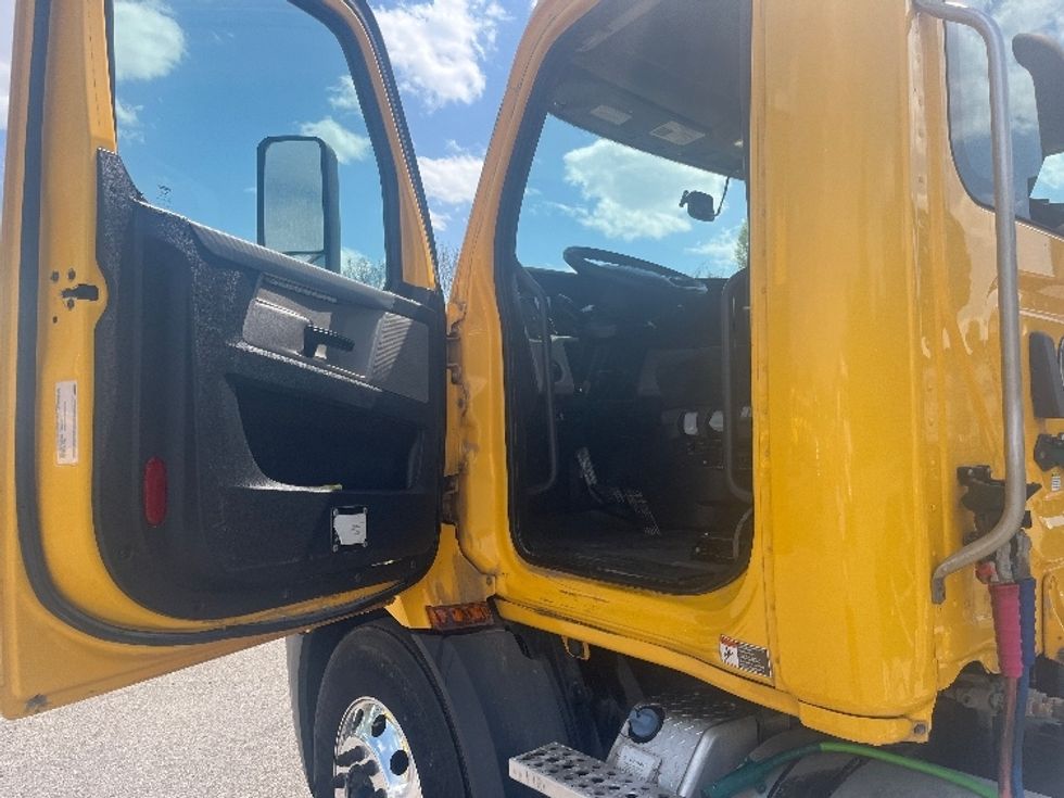 Day Cab Tractor-Heavy Duty Tractors-Freightliner-2019-T11664ST-Martinsville-VA-299,310\n\t\tmiles-$ 47,750 - Image 9