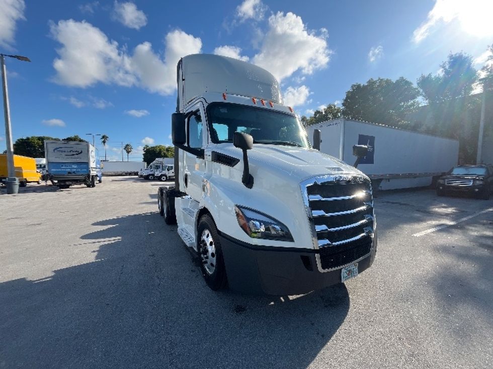 Day Cab Tractor-Heavy Duty Tractors-Freightliner-2019-T11664ST-Medley-FL-88,933\n\t\tmiles-$ 57,000 - Image 1