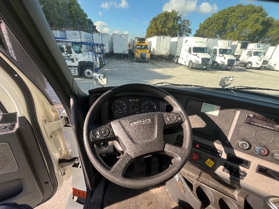 Day Cab Tractor-Heavy Duty Tractors-Freightliner-2019-T11664ST-Medley-FL-88,933\n\t\tmiles-$ 57,000 - Image 11