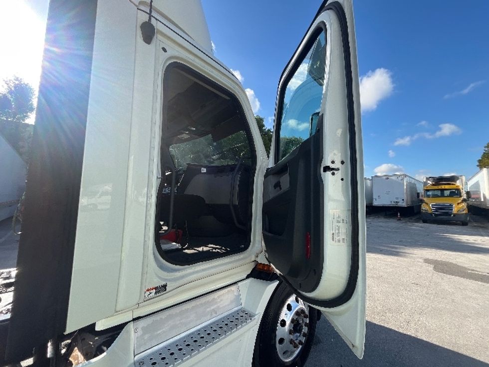 Day Cab Tractor-Heavy Duty Tractors-Freightliner-2019-T11664ST-Medley-FL-88,933\n\t\tmiles-$ 57,000 - Image 12