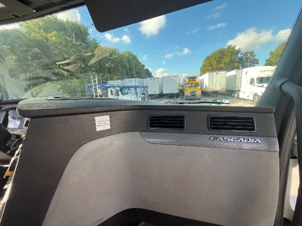 Day Cab Tractor-Heavy Duty Tractors-Freightliner-2019-T11664ST-Medley-FL-88,933\n\t\tmiles-$ 57,000 - Image 13