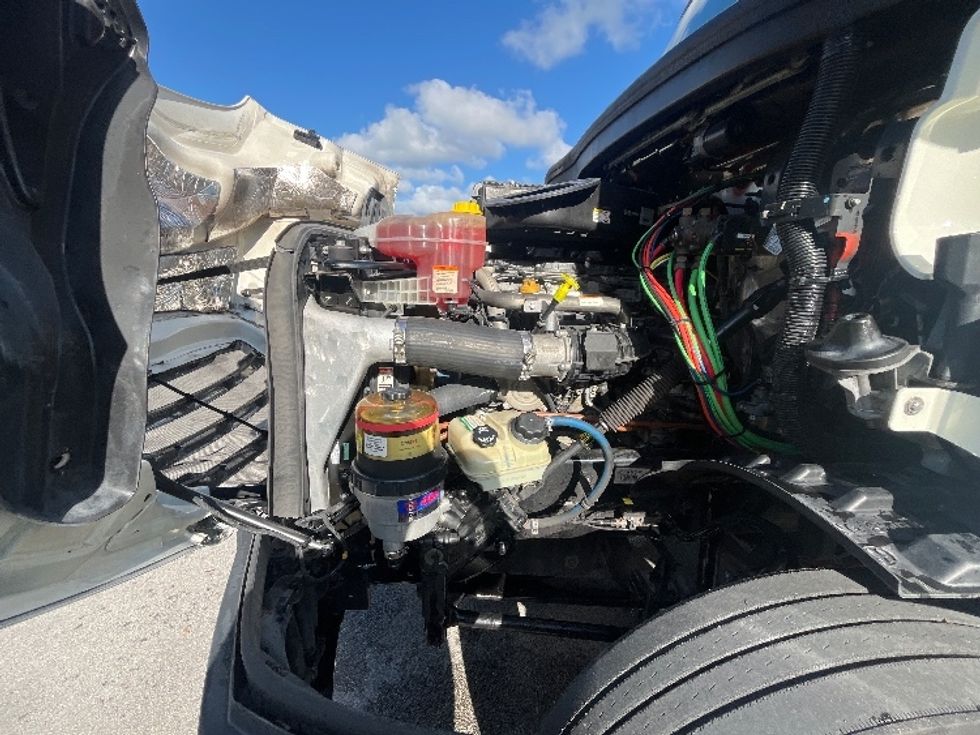 Day Cab Tractor-Heavy Duty Tractors-Freightliner-2019-T11664ST-Medley-FL-88,933\n\t\tmiles-$ 57,000 - Image 16