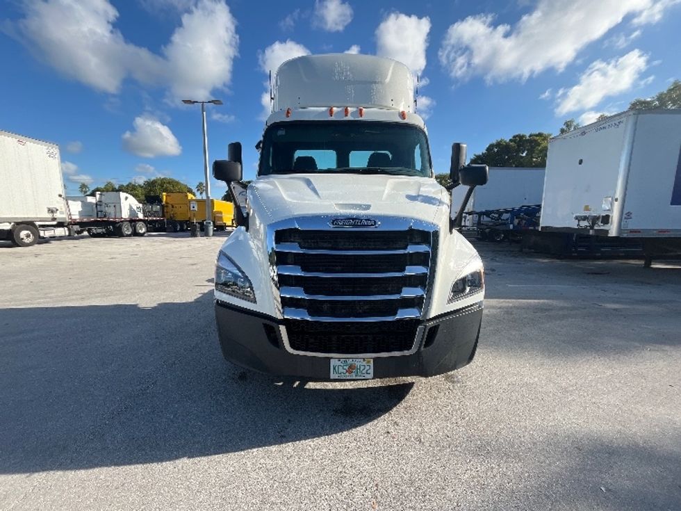 Day Cab Tractor-Heavy Duty Tractors-Freightliner-2019-T11664ST-Medley-FL-88,933\n\t\tmiles-$ 57,000 - Image 2
