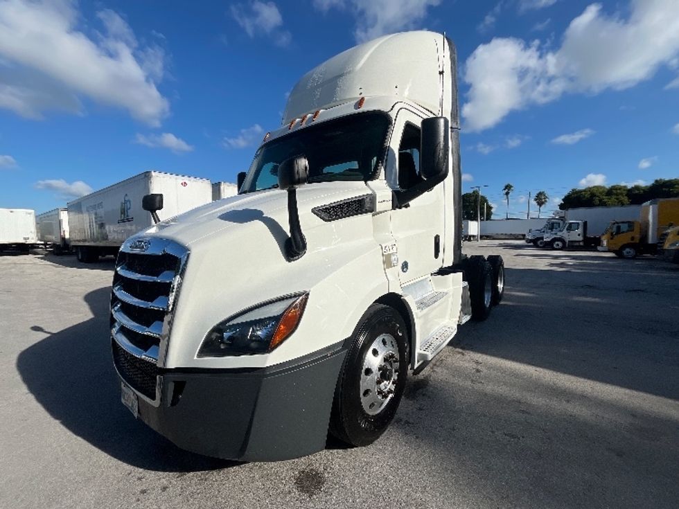 Day Cab Tractor-Heavy Duty Tractors-Freightliner-2019-T11664ST-Medley-FL-88,933\n\t\tmiles-$ 57,000 - Image 3