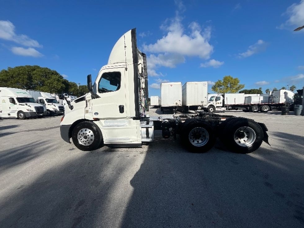 Day Cab Tractor-Heavy Duty Tractors-Freightliner-2019-T11664ST-Medley-FL-88,933\n\t\tmiles-$ 57,000 - Image 4