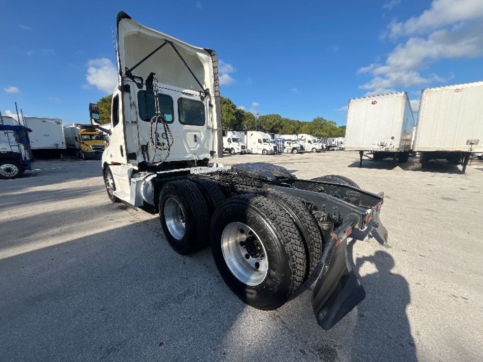 Day Cab Tractor-Heavy Duty Tractors-Freightliner-2019-T11664ST-Medley-FL-88,933\n\t\tmiles-$ 57,000 - Image 5