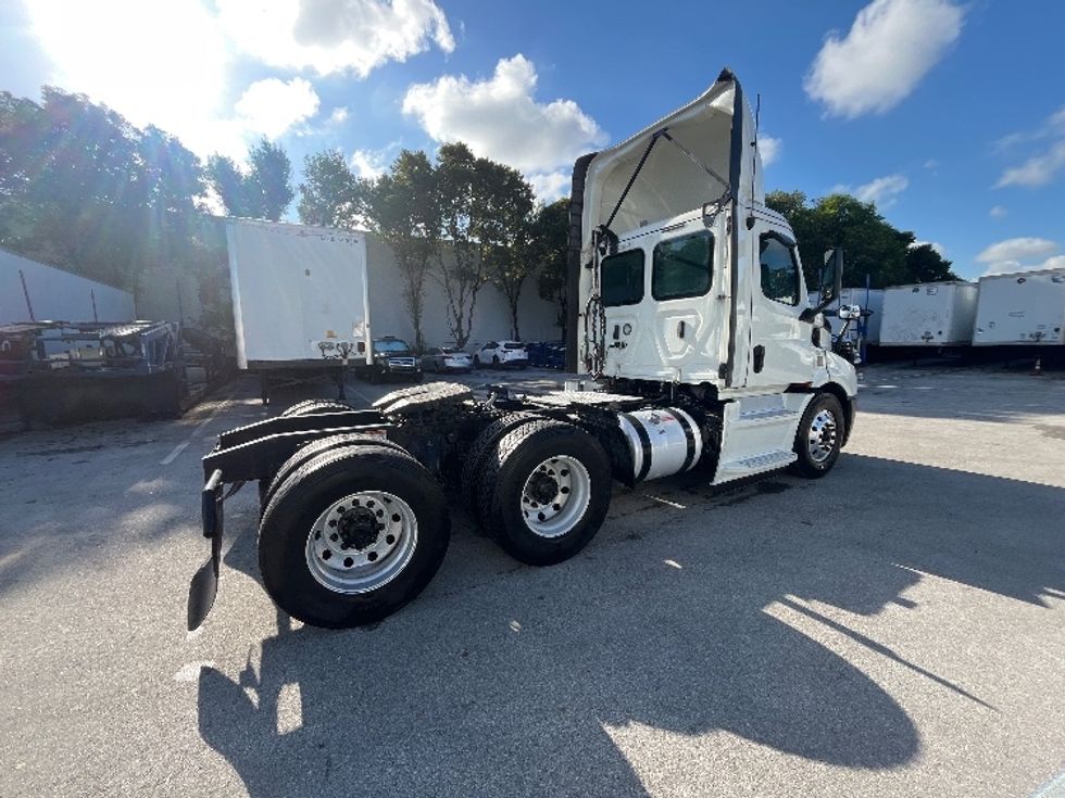 Day Cab Tractor-Heavy Duty Tractors-Freightliner-2019-T11664ST-Medley-FL-88,933\n\t\tmiles-$ 57,000 - Image 7