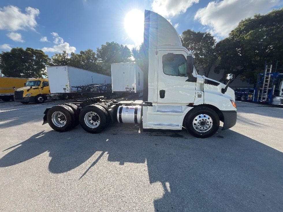 Day Cab Tractor-Heavy Duty Tractors-Freightliner-2019-T11664ST-Medley-FL-88,933\n\t\tmiles-$ 57,000 - Image 8