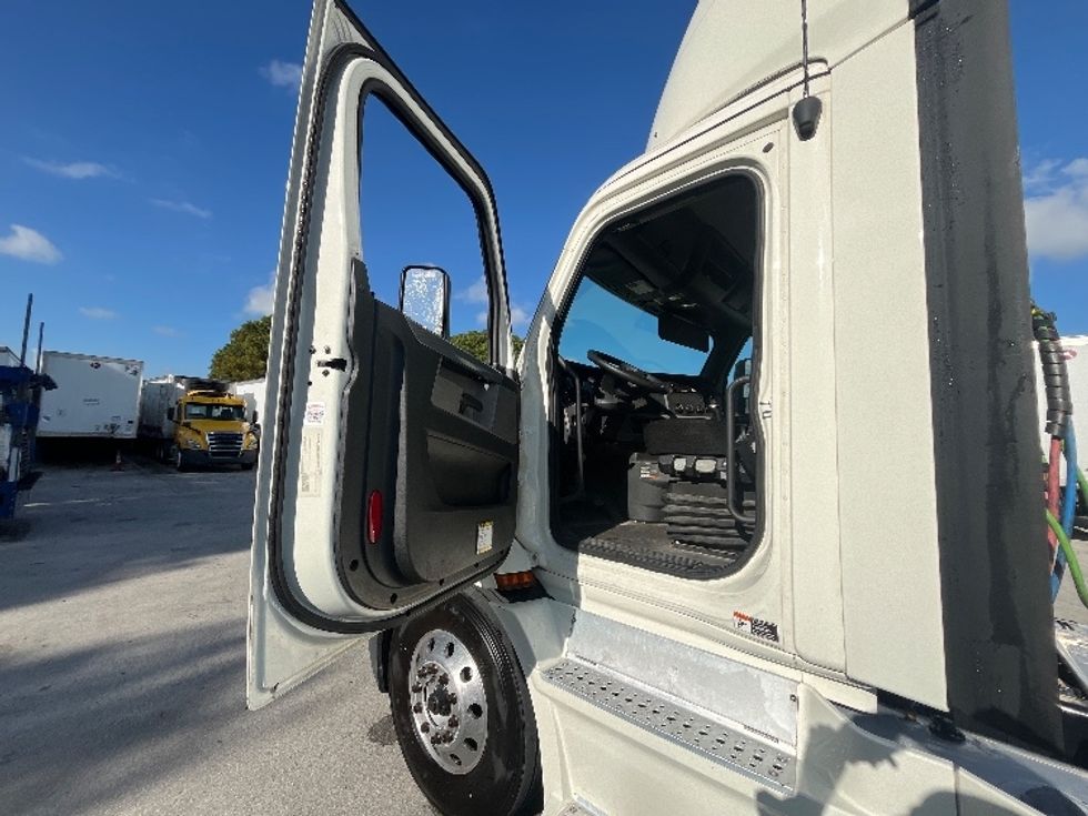 Day Cab Tractor-Heavy Duty Tractors-Freightliner-2019-T11664ST-Medley-FL-88,933\n\t\tmiles-$ 57,000 - Image 9