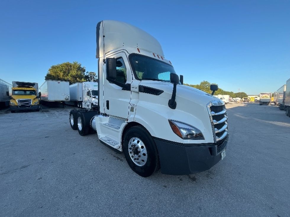 Day Cab Tractor-Heavy Duty Tractors-Freightliner-2019-T11664ST-Medley-FL-98,215\n\t\tmiles-$ 57,000 - Image 1