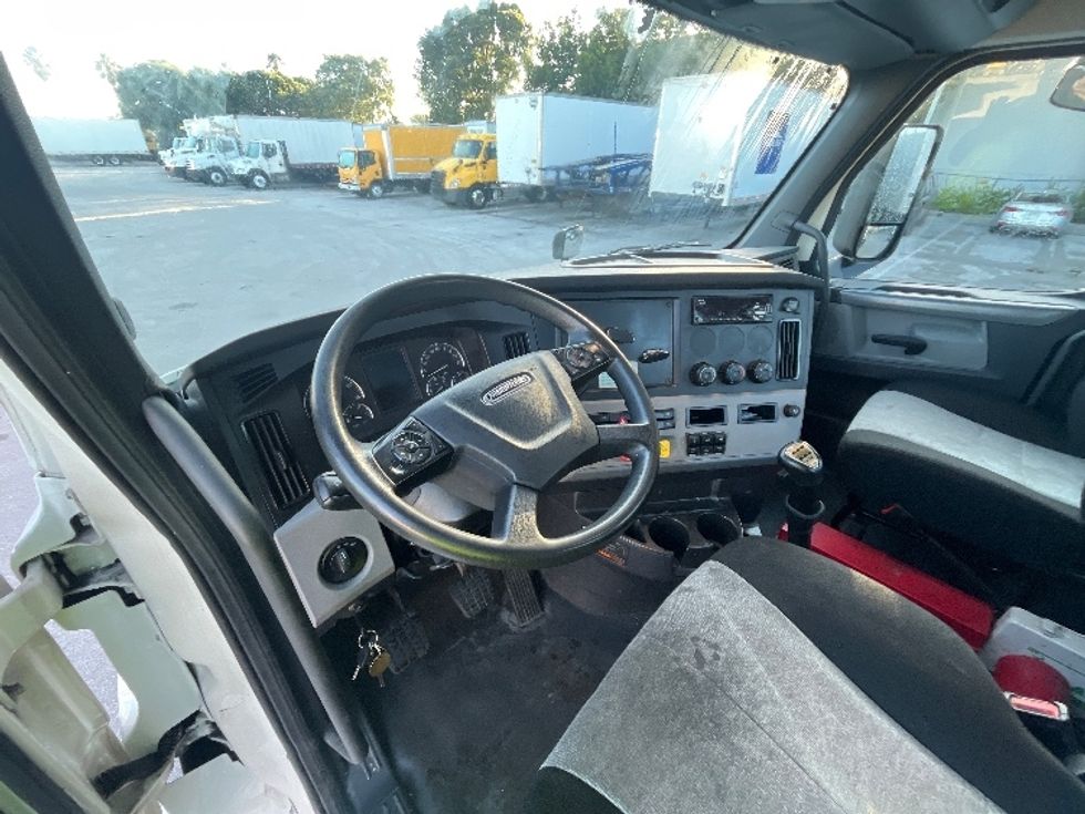 Day Cab Tractor-Heavy Duty Tractors-Freightliner-2019-T11664ST-Medley-FL-98,215\n\t\tmiles-$ 57,000 - Image 10