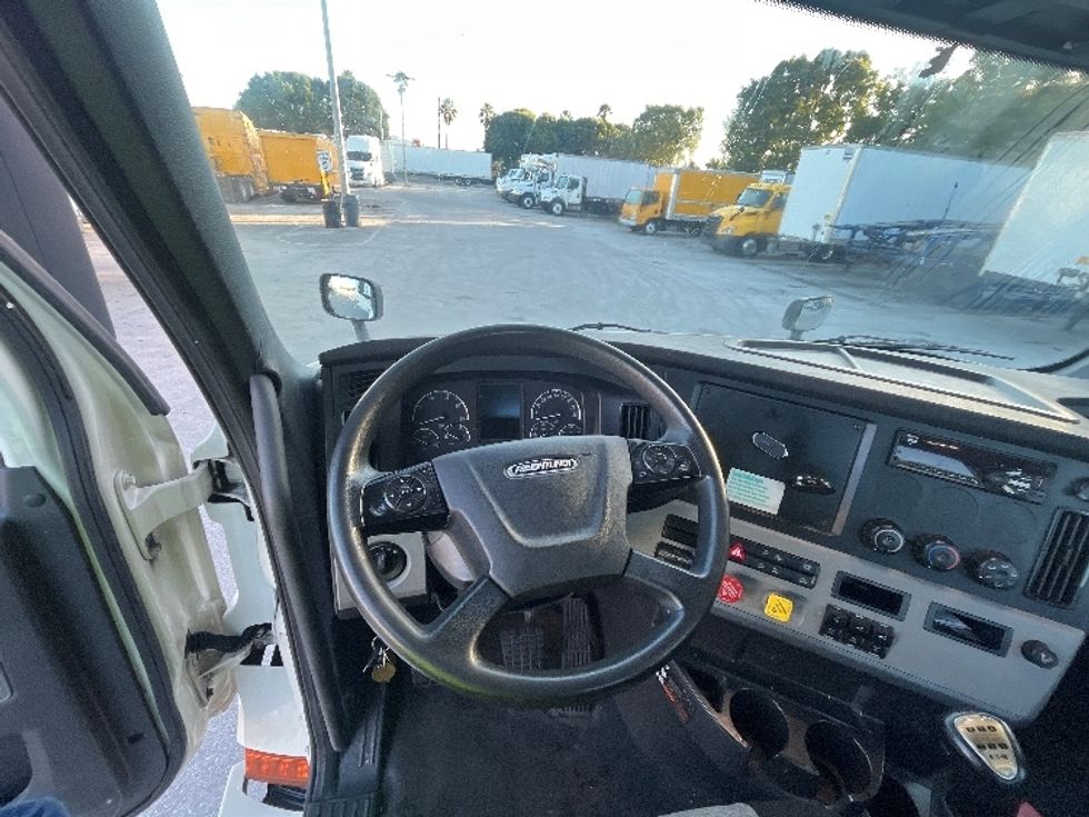 Day Cab Tractor-Heavy Duty Tractors-Freightliner-2019-T11664ST-Medley-FL-98,215\n\t\tmiles-$ 57,000 - Image 11