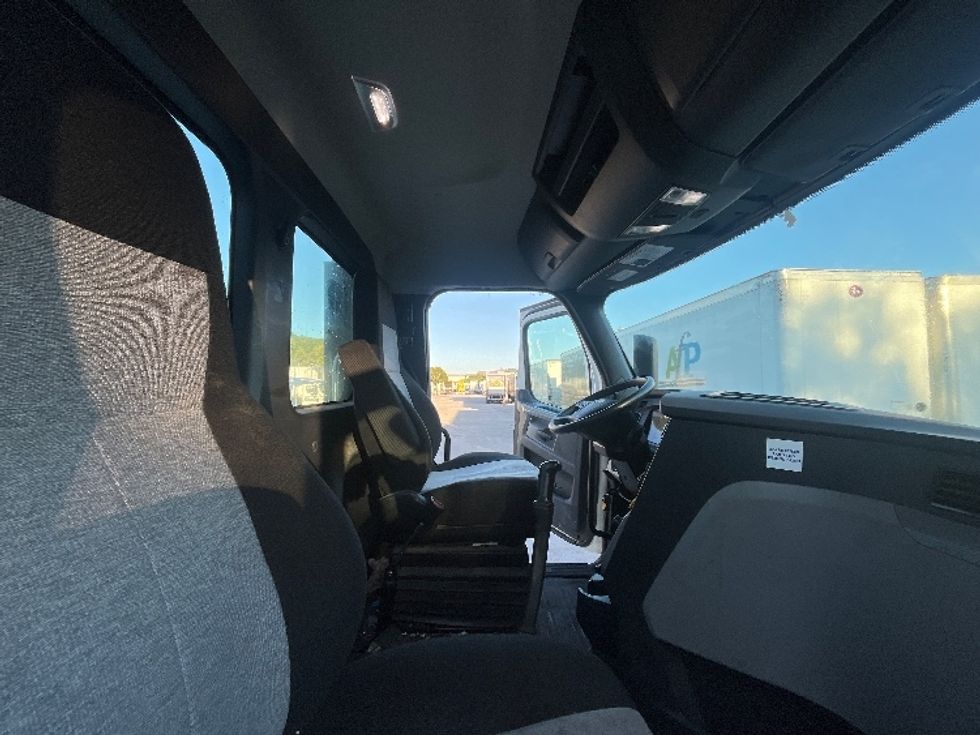 Day Cab Tractor-Heavy Duty Tractors-Freightliner-2019-T11664ST-Medley-FL-98,215\n\t\tmiles-$ 57,000 - Image 14