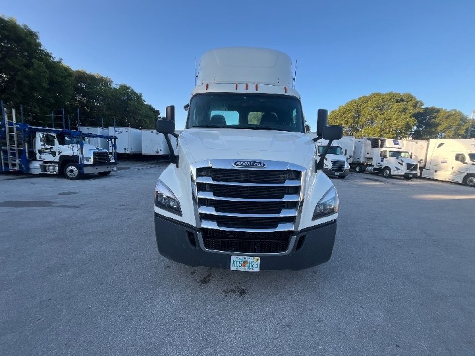 Day Cab Tractor-Heavy Duty Tractors-Freightliner-2019-T11664ST-Medley-FL-98,215\n\t\tmiles-$ 57,000 - Image 2