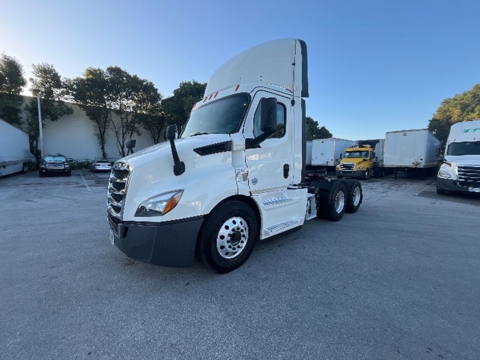 Day Cab Tractor-Heavy Duty Tractors-Freightliner-2019-T11664ST-Medley-FL-98,215\n\t\tmiles-$ 57,000 - Image 3