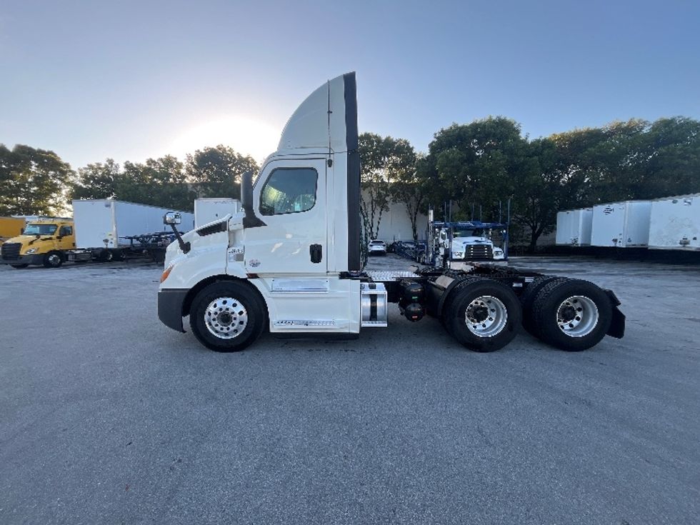Day Cab Tractor-Heavy Duty Tractors-Freightliner-2019-T11664ST-Medley-FL-98,215\n\t\tmiles-$ 57,000 - Image 4