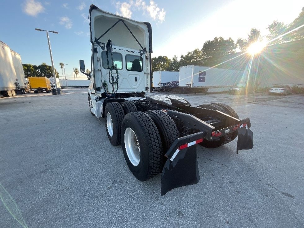 Day Cab Tractor-Heavy Duty Tractors-Freightliner-2019-T11664ST-Medley-FL-98,215\n\t\tmiles-$ 57,000 - Image 5