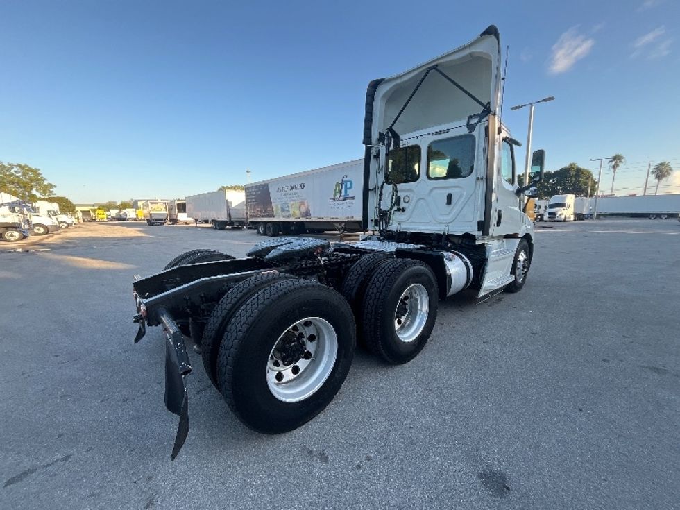 Day Cab Tractor-Heavy Duty Tractors-Freightliner-2019-T11664ST-Medley-FL-98,215\n\t\tmiles-$ 57,000 - Image 7