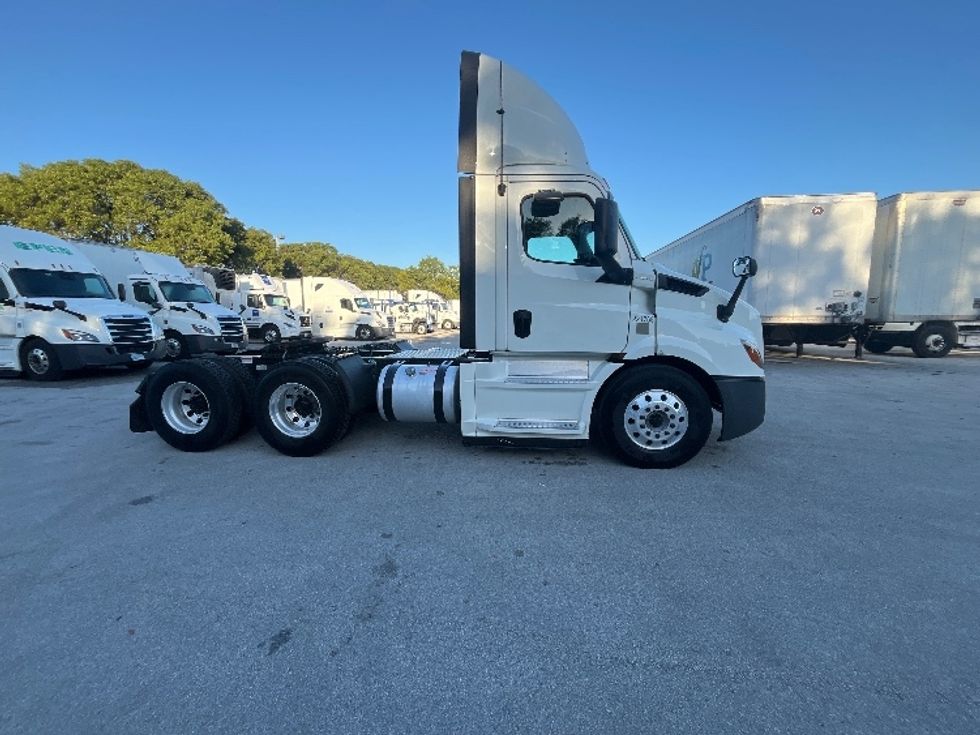 Day Cab Tractor-Heavy Duty Tractors-Freightliner-2019-T11664ST-Medley-FL-98,215\n\t\tmiles-$ 57,000 - Image 8