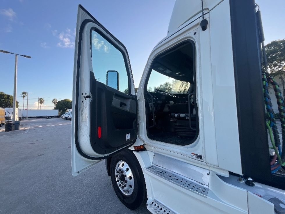 Day Cab Tractor-Heavy Duty Tractors-Freightliner-2019-T11664ST-Medley-FL-98,215\n\t\tmiles-$ 57,000 - Image 9