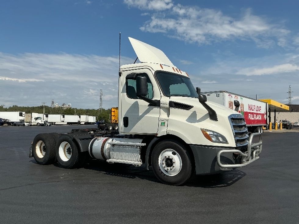 Day Cab Tractor-Heavy Duty Tractors-Freightliner-2019-T11664ST-Melrose Park-IL-750,344\n\t\tmiles-$ 23,000 - Image 1