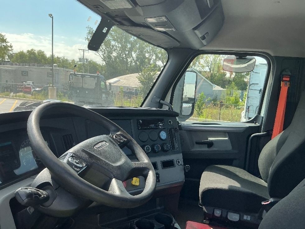 Day Cab Tractor-Heavy Duty Tractors-Freightliner-2019-T11664ST-Melrose Park-IL-750,344\n\t\tmiles-$ 23,000 - Image 10
