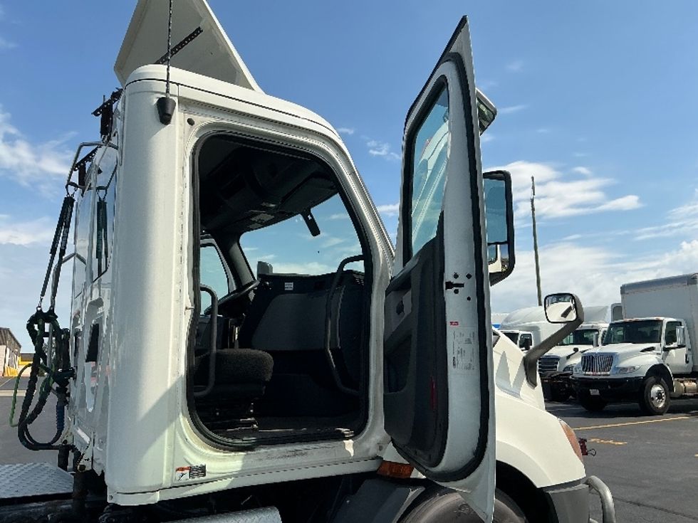 Day Cab Tractor-Heavy Duty Tractors-Freightliner-2019-T11664ST-Melrose Park-IL-750,344\n\t\tmiles-$ 23,000 - Image 12