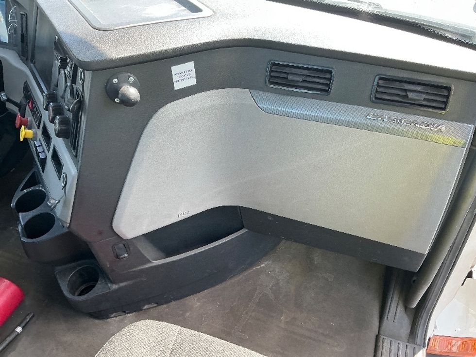 Day Cab Tractor-Heavy Duty Tractors-Freightliner-2019-T11664ST-Melrose Park-IL-750,344\n\t\tmiles-$ 23,000 - Image 13