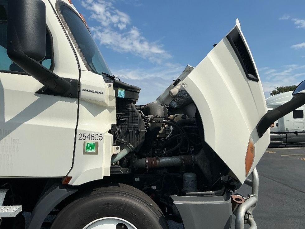 Day Cab Tractor-Heavy Duty Tractors-Freightliner-2019-T11664ST-Melrose Park-IL-750,344\n\t\tmiles-$ 23,000 - Image 15