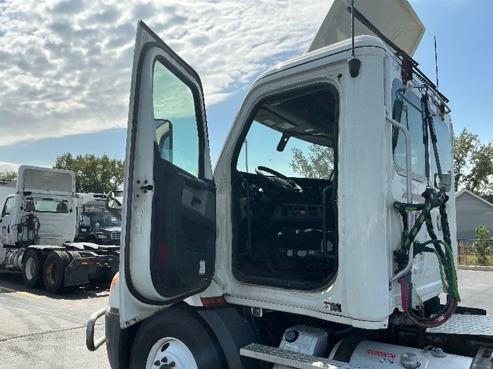 Day Cab Tractor-Heavy Duty Tractors-Freightliner-2019-T11664ST-Melrose Park-IL-750,344\n\t\tmiles-$ 23,000 - Image 9