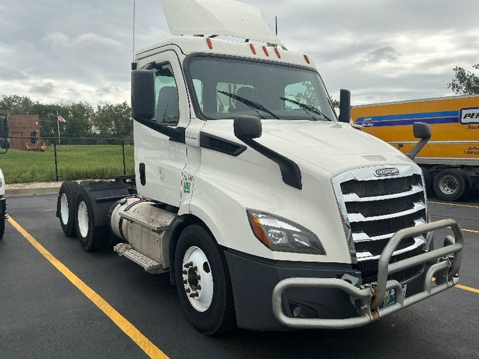Day Cab Tractor-Heavy Duty Tractors-Freightliner-2019-T11664ST-Melrose Park-IL-767,737\n\t\tmiles-$ 23,000 - Image 1