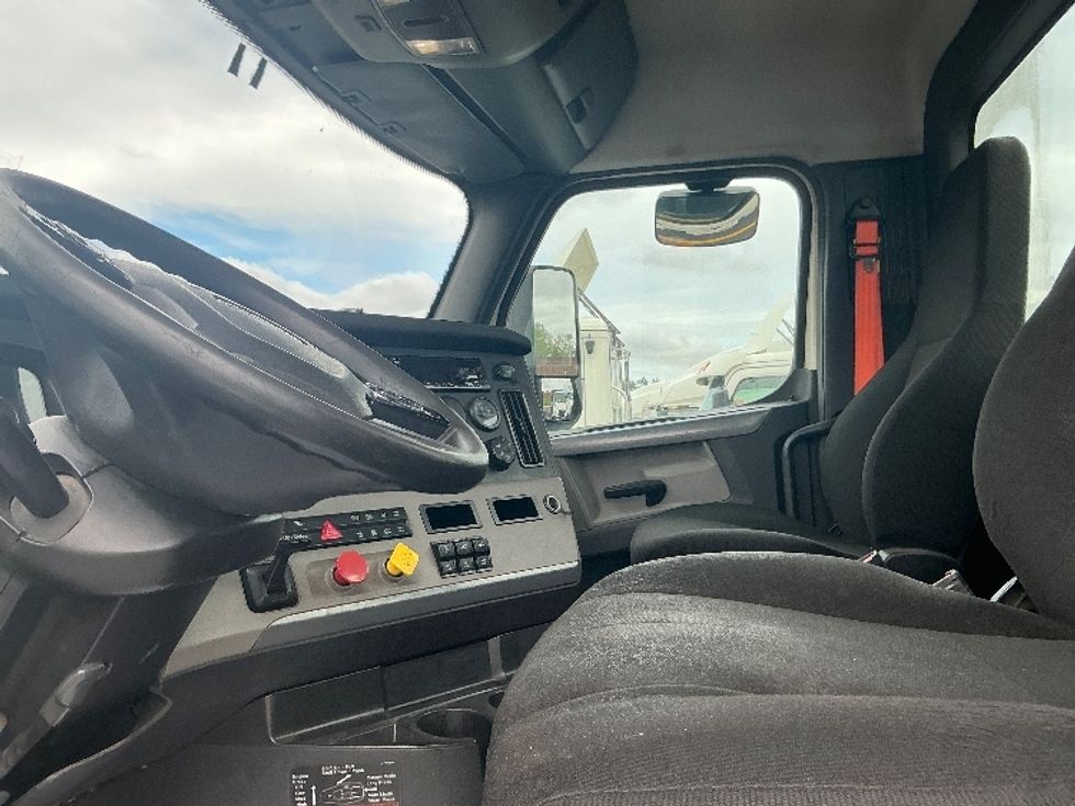 Day Cab Tractor-Heavy Duty Tractors-Freightliner-2019-T11664ST-Melrose Park-IL-767,737\n\t\tmiles-$ 23,000 - Image 10