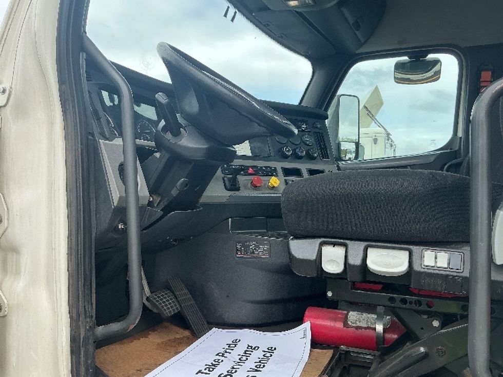 Day Cab Tractor-Heavy Duty Tractors-Freightliner-2019-T11664ST-Melrose Park-IL-767,737\n\t\tmiles-$ 23,000 - Image 9