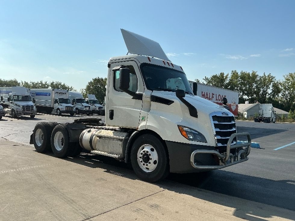 Day Cab Tractor-Heavy Duty Tractors-Freightliner-2019-T11664ST-Melrose Park-IL-768,693\n\t\tmiles-$ 23,000 - Image 1